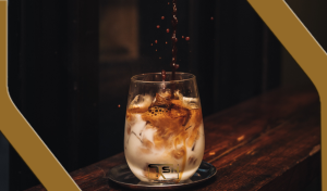 لاته سرد پاییزی با فوم شیر حرفه‌ای در فنجان شیشه‌ای