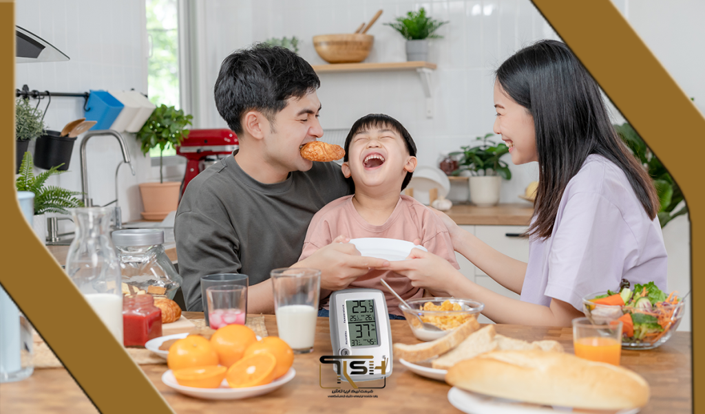 خانواده در خانه با دماسنج و رطوبت‌سنج برای محیط امن